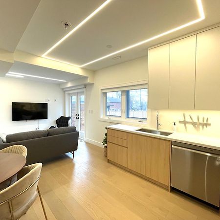 Modern Apartment Close To The Beach With Parking Toronto Bagian luar foto