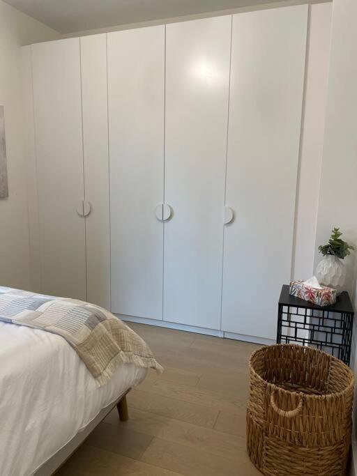 Modern Apartment Close To The Beach With Parking Toronto Bagian luar foto