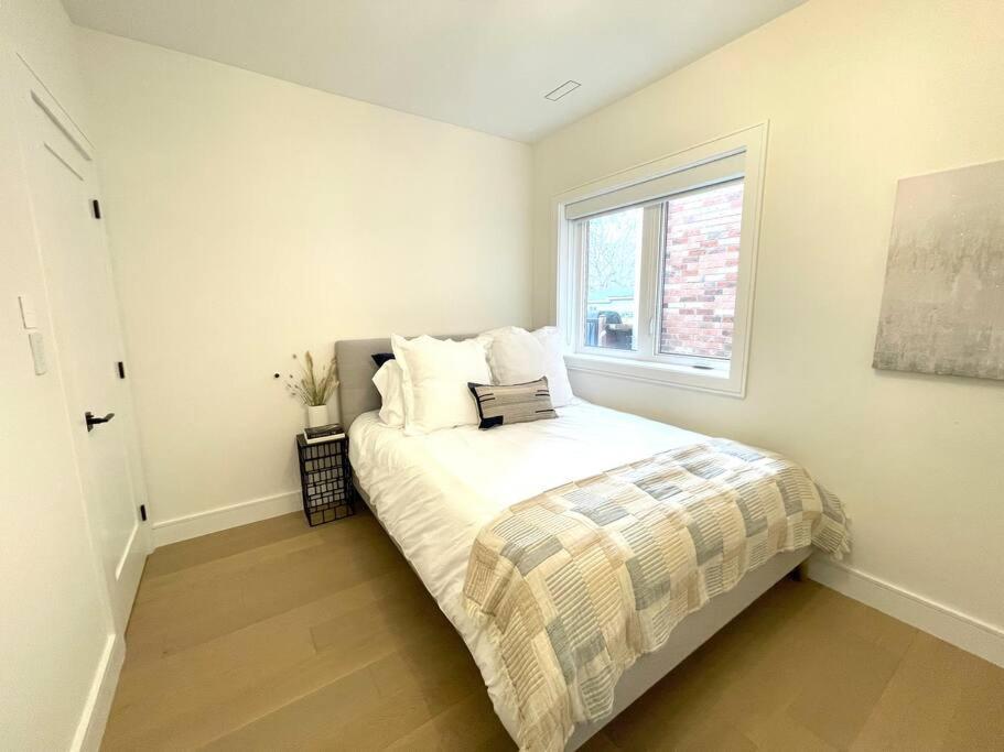 Modern Apartment Close To The Beach With Parking Toronto Bagian luar foto