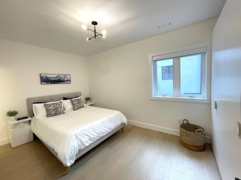 Modern Apartment Close To The Beach With Parking Toronto Bagian luar foto
