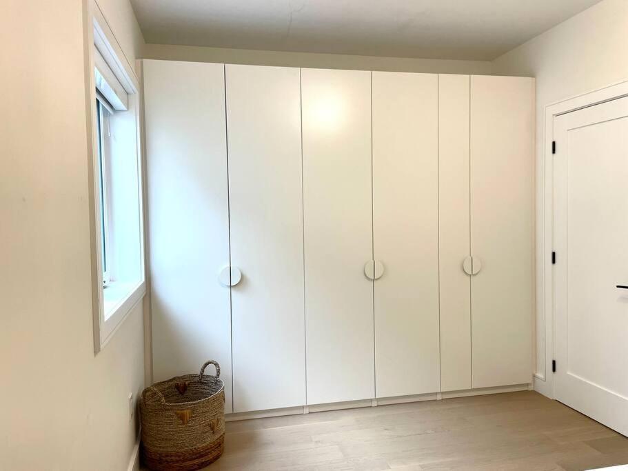 Modern Apartment Close To The Beach With Parking Toronto Bagian luar foto