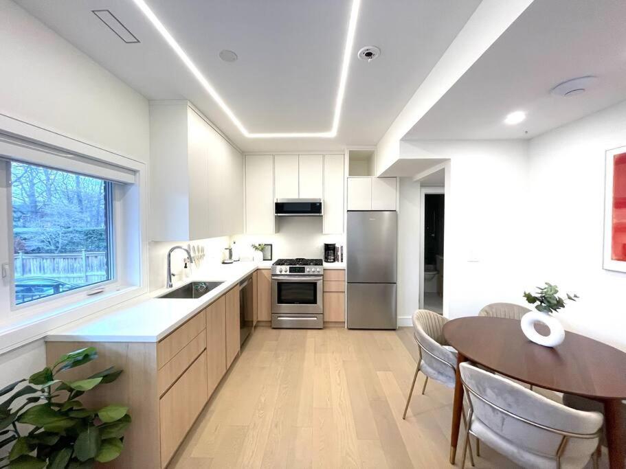 Modern Apartment Close To The Beach With Parking Toronto Bagian luar foto