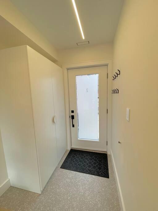 Modern Apartment Close To The Beach With Parking Toronto Bagian luar foto