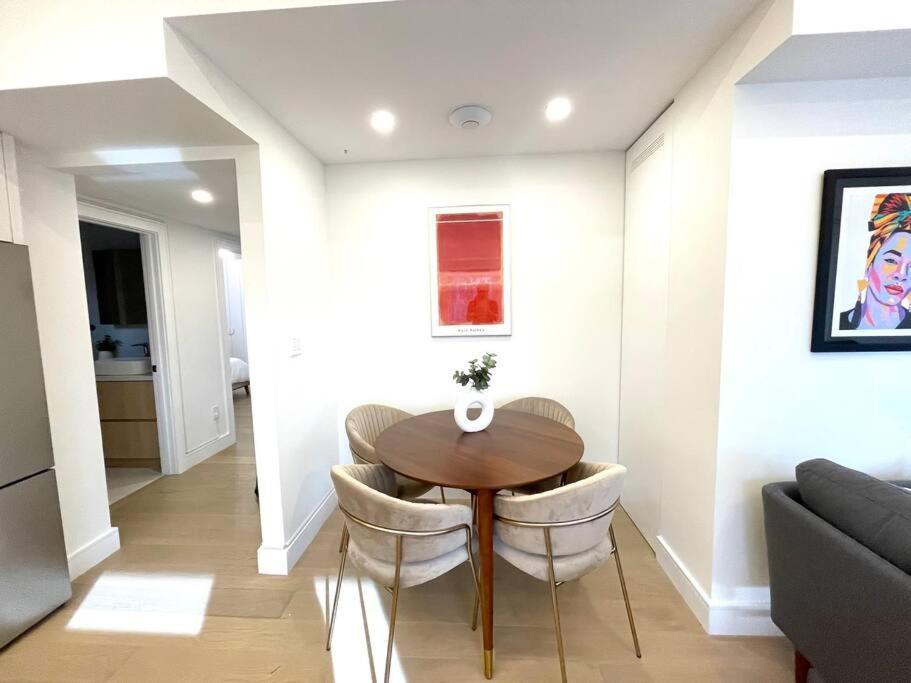 Modern Apartment Close To The Beach With Parking Toronto Bagian luar foto