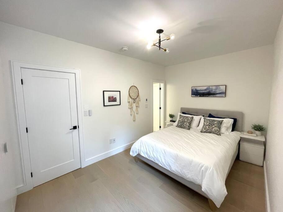 Modern Apartment Close To The Beach With Parking Toronto Bagian luar foto