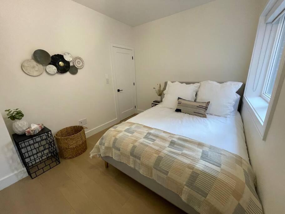 Modern Apartment Close To The Beach With Parking Toronto Bagian luar foto
