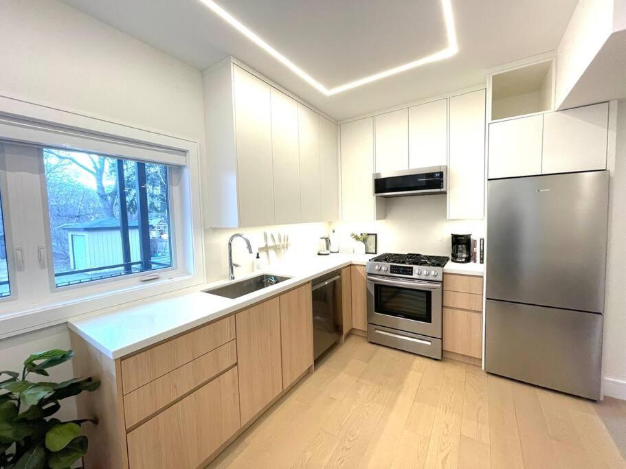 Modern Apartment Close To The Beach With Parking Toronto Bagian luar foto