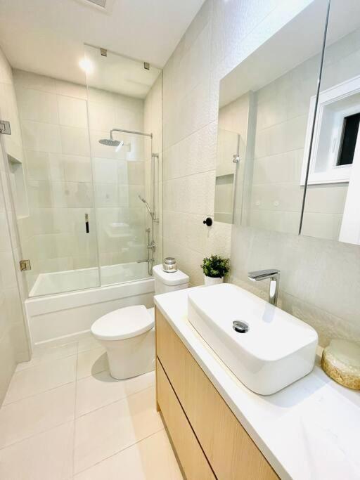 Modern Apartment Close To The Beach With Parking Toronto Bagian luar foto