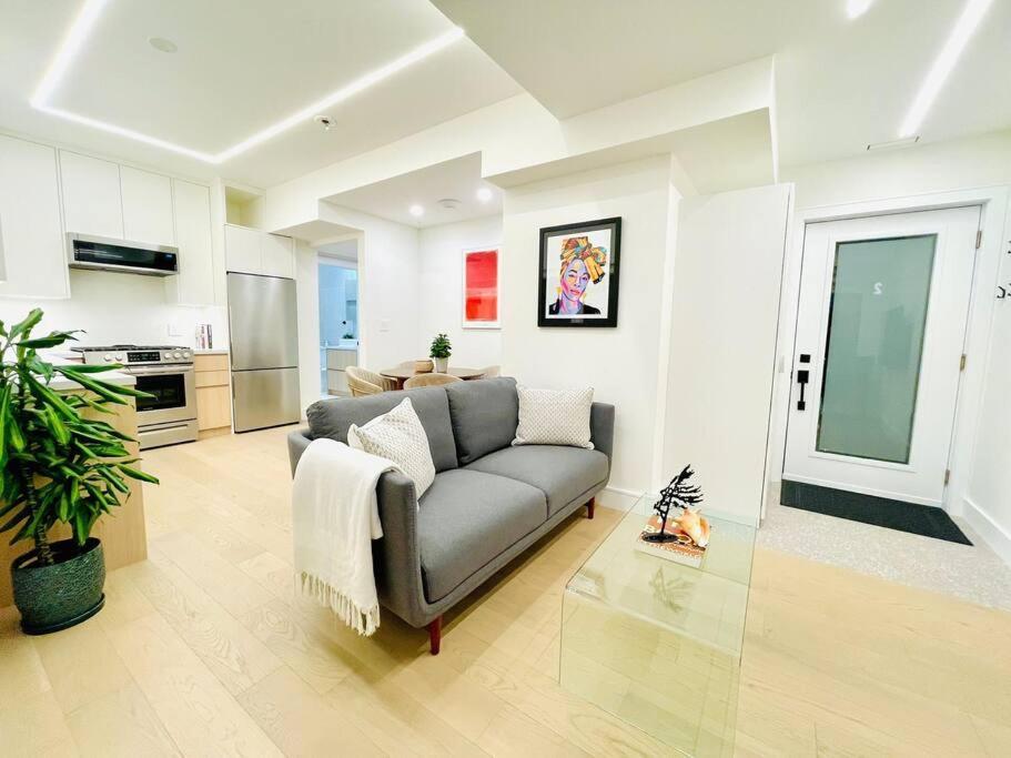 Modern Apartment Close To The Beach With Parking Toronto Bagian luar foto
