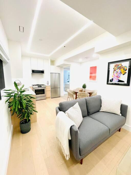 Modern Apartment Close To The Beach With Parking Toronto Bagian luar foto