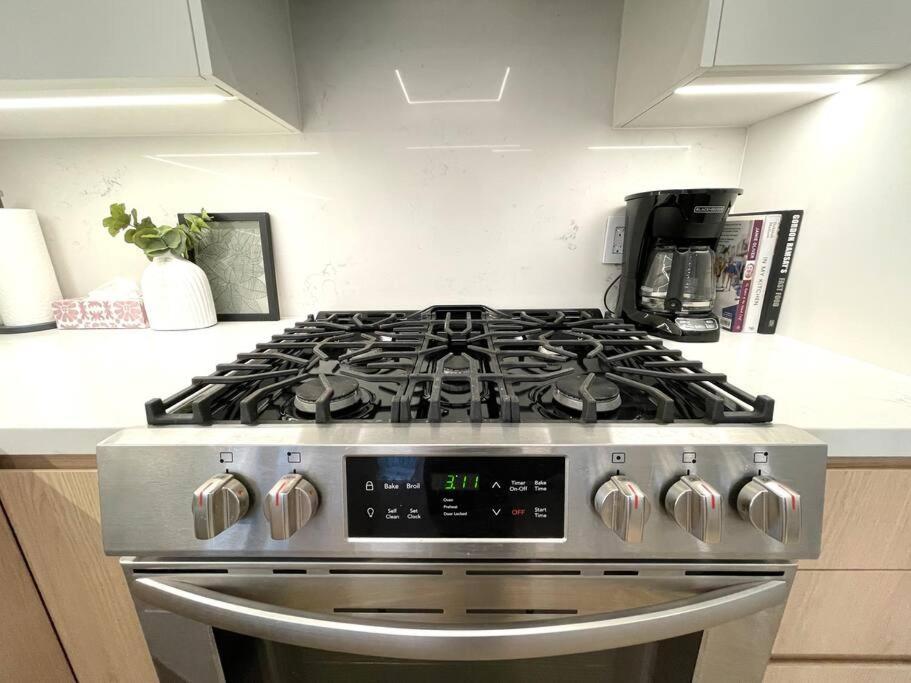 Modern Apartment Close To The Beach With Parking Toronto Bagian luar foto