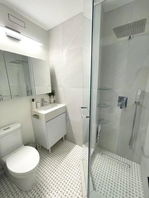 Modern Apartment Close To The Beach With Parking Toronto Bagian luar foto