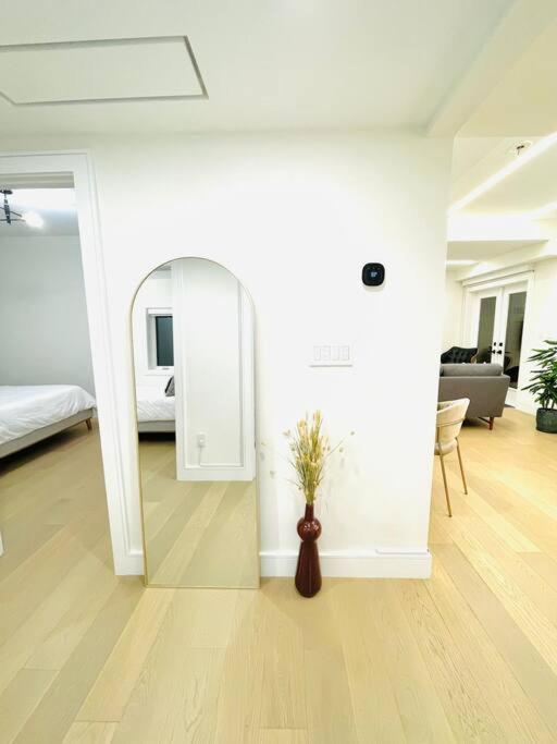 Modern Apartment Close To The Beach With Parking Toronto Bagian luar foto