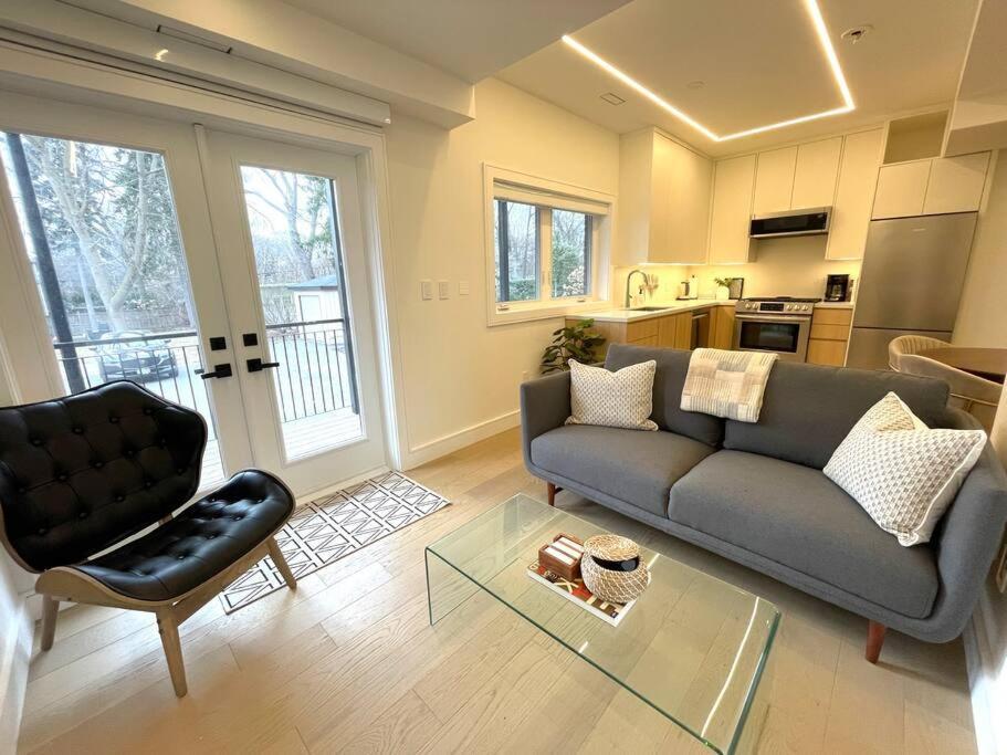 Modern Apartment Close To The Beach With Parking Toronto Bagian luar foto